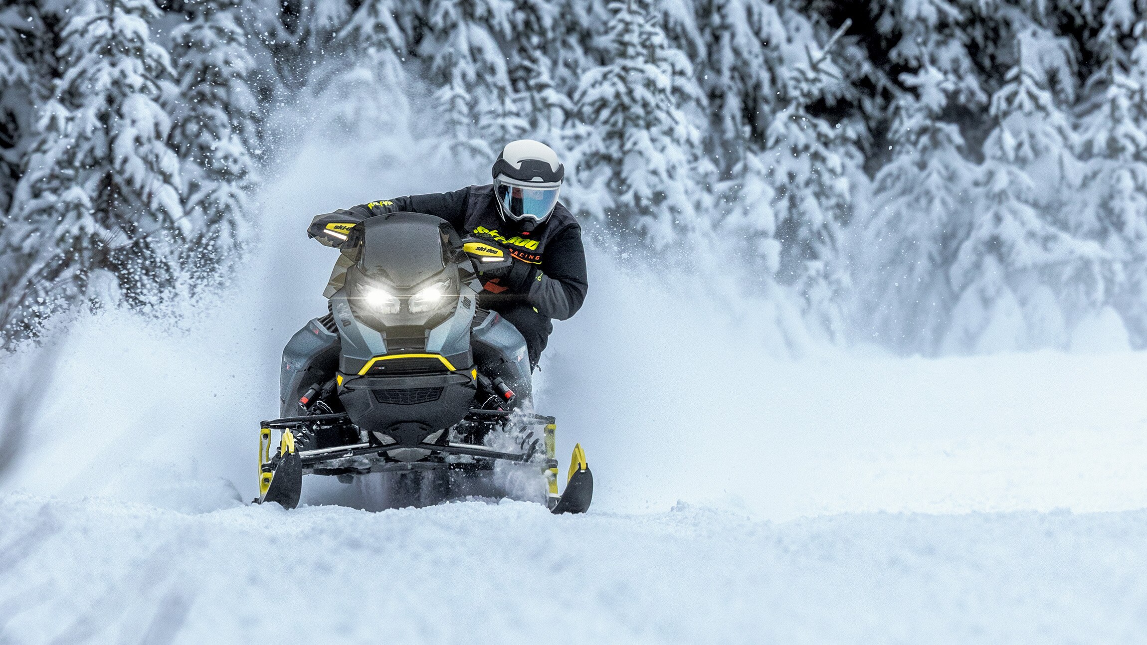Ski-Doo Renegade X-RS som kör aggressivt genom en kurva på en led