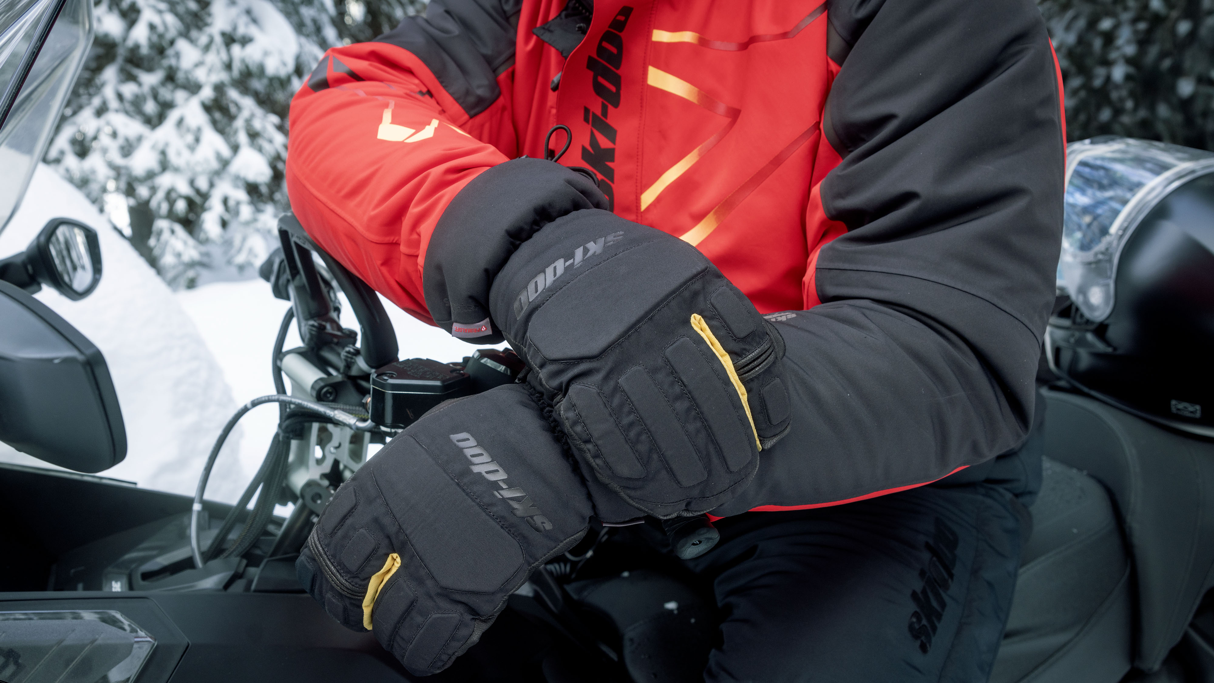 Ski-Doo Trail snowmobile riding gloves