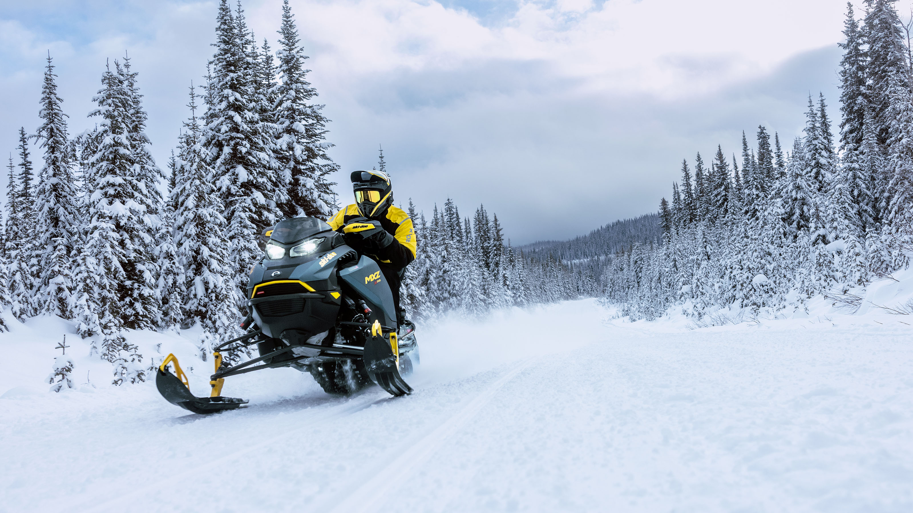 Ski-Doo MXZ X-RS -moottorikelkka kiihdyttämässä tasaisella reitillä.