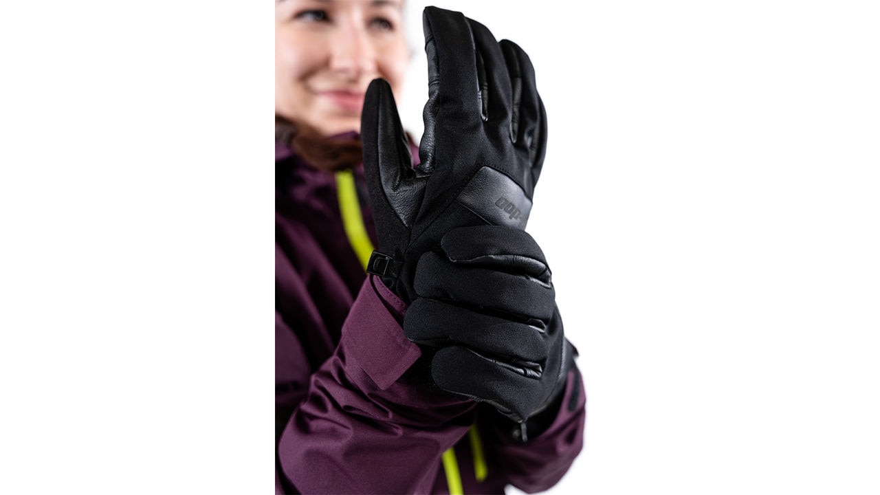 Modèle Ski-Doo portant des gants