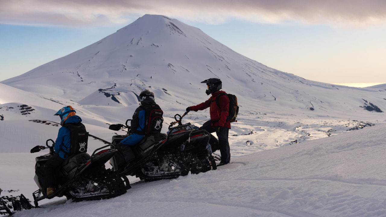 Tre kjørere på sine Ski-Doo-snøscootere i Chile