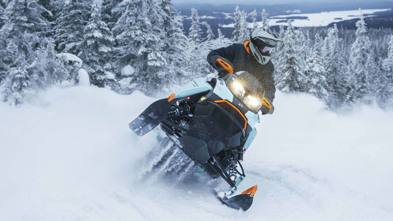 Ski-Doo Backcountry X-RSに乗っている男性