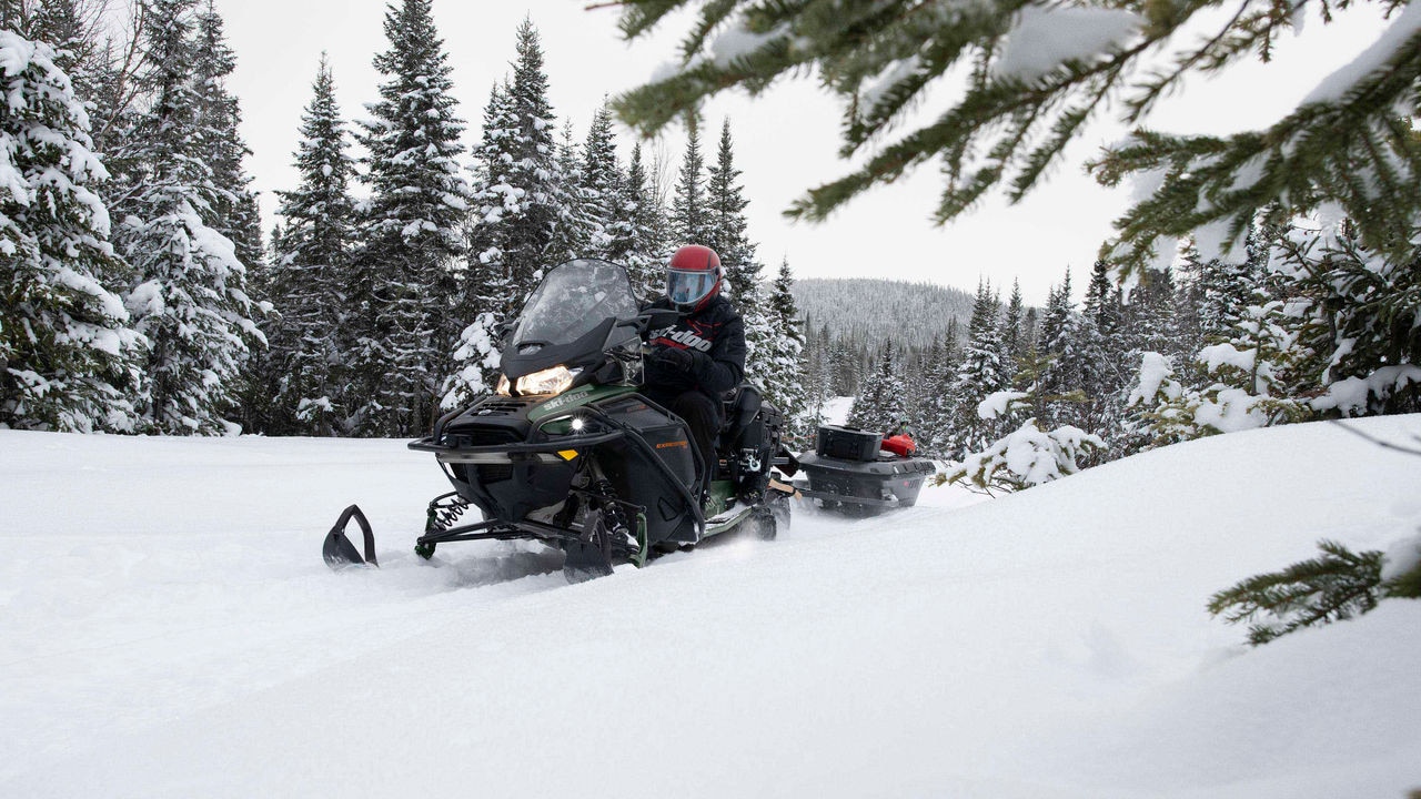 Man driving a Ski-Doo Expedition SE with the LinQ sleigh