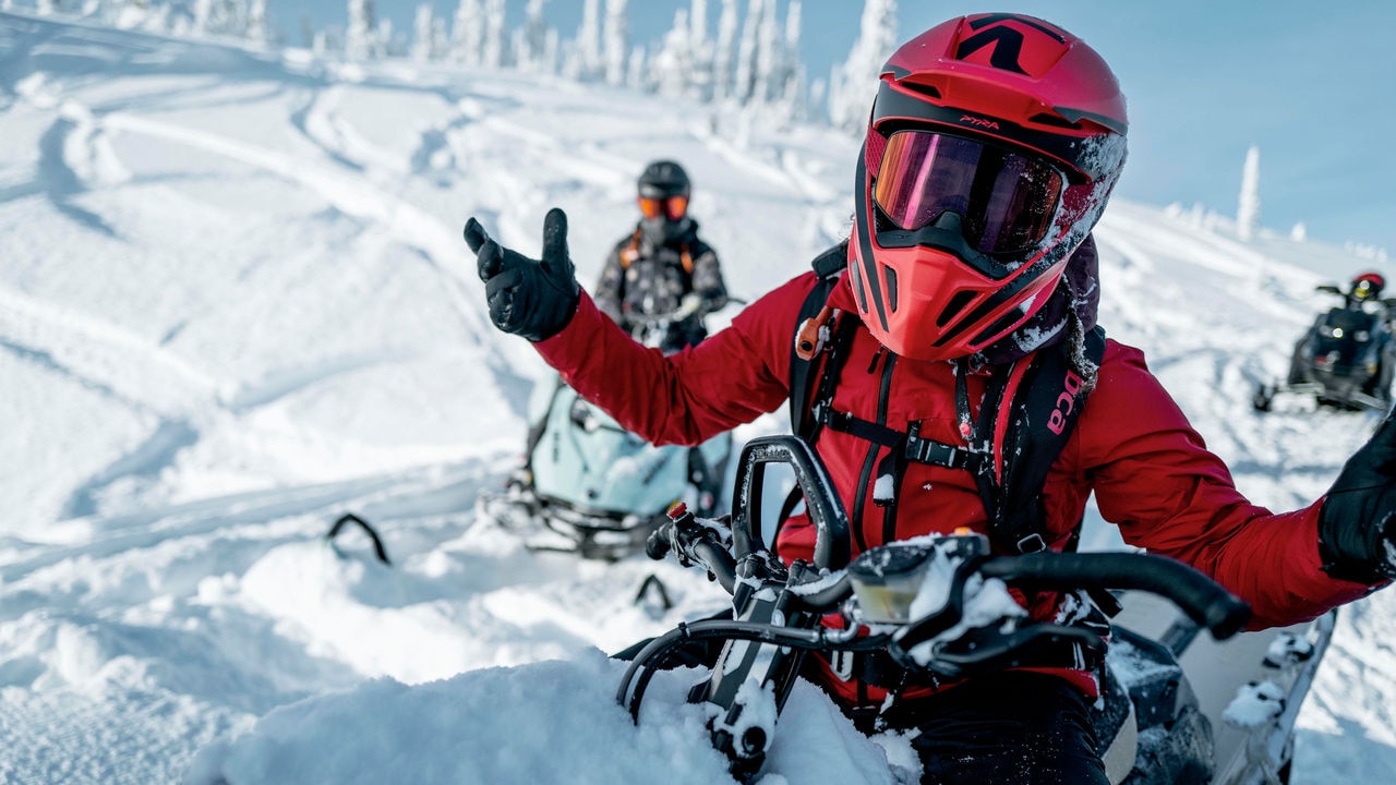 Kvinnor i bergen som bär Ski-Doo Deep Snow-kläder