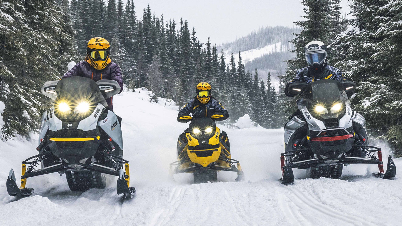Trois conducteurs Ski-Doo sur leurs motoneiges