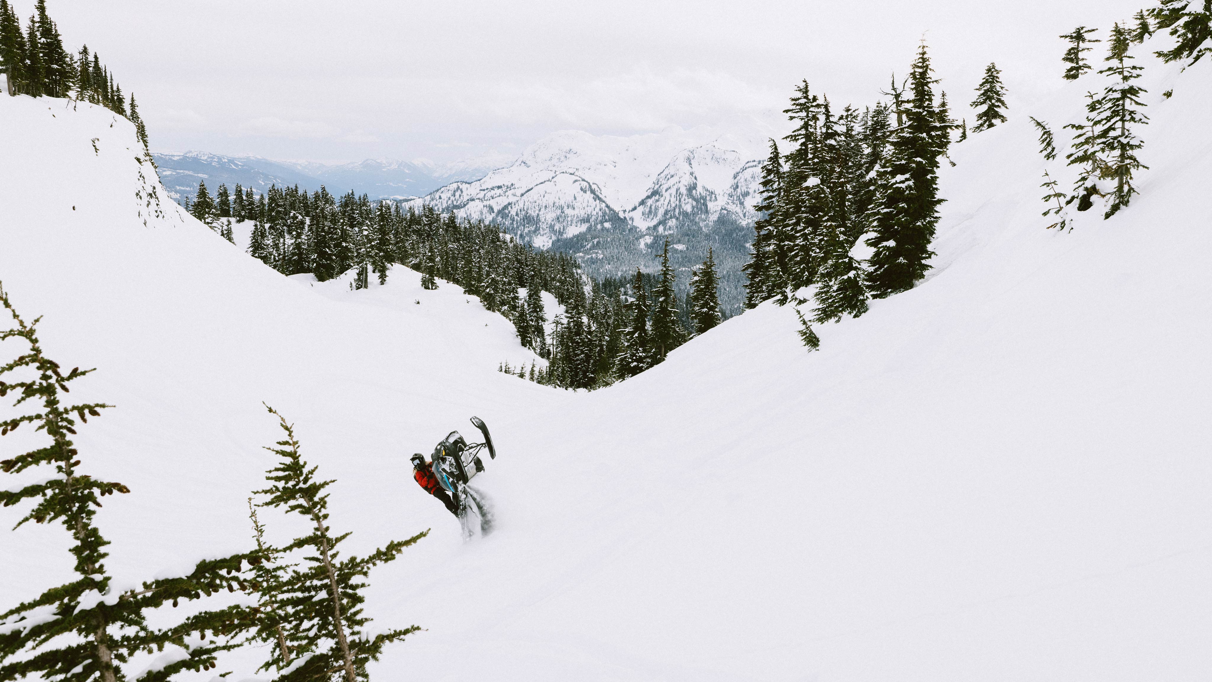Ski-Doo-ambassadör Ella Snäll kör i bergen i British Columbia