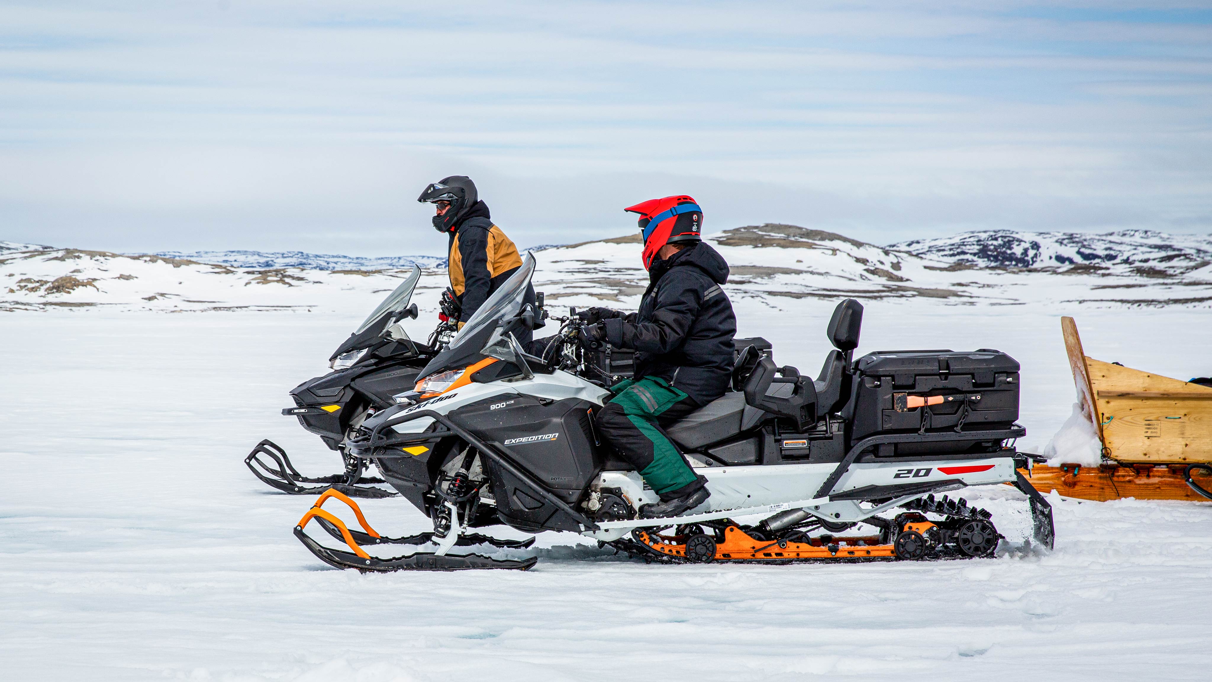 To menn på Ski-Doo-snøscooter i Nunavut