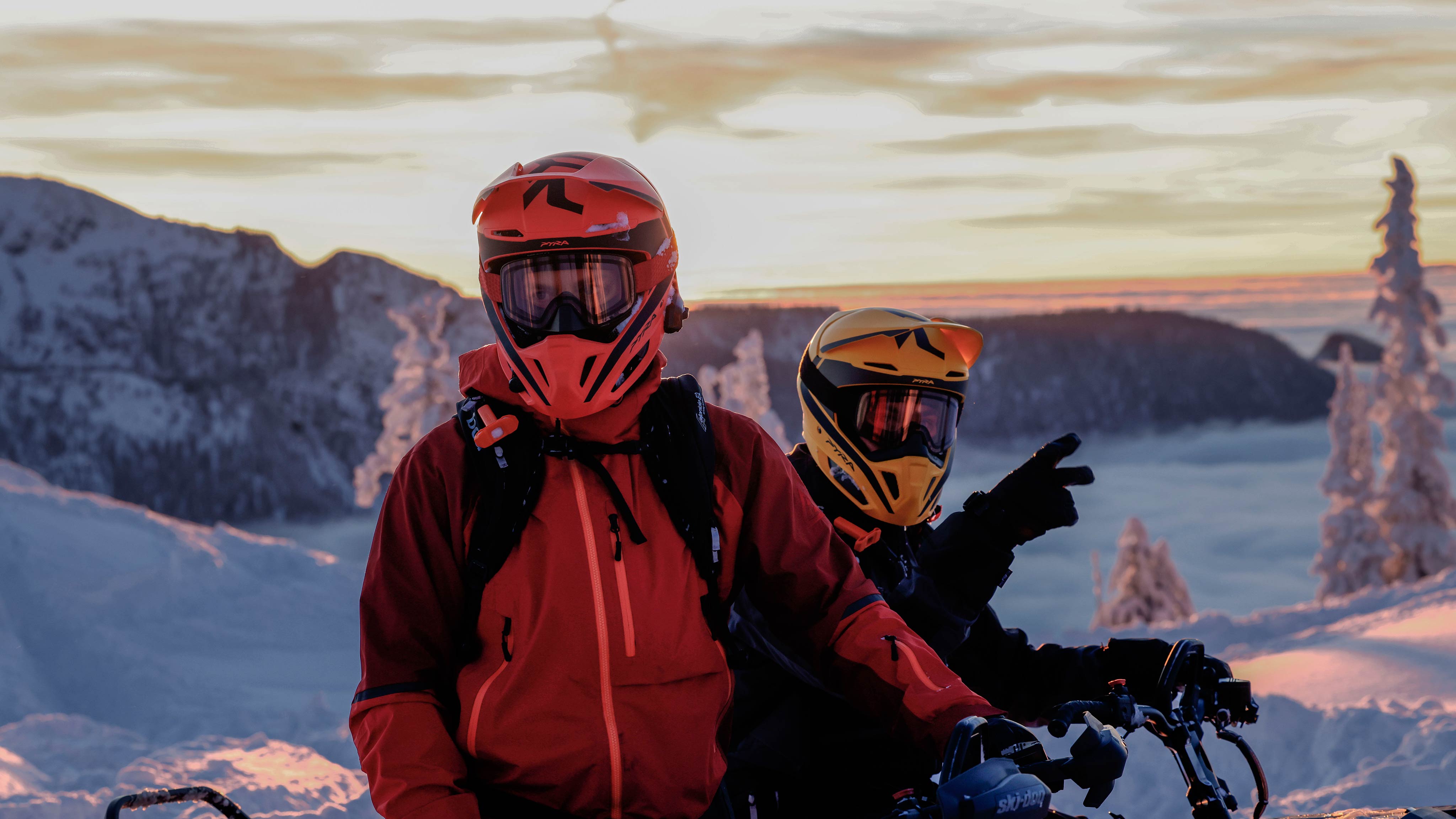Deux motoneigistes portant des casques de sécurité Pyra