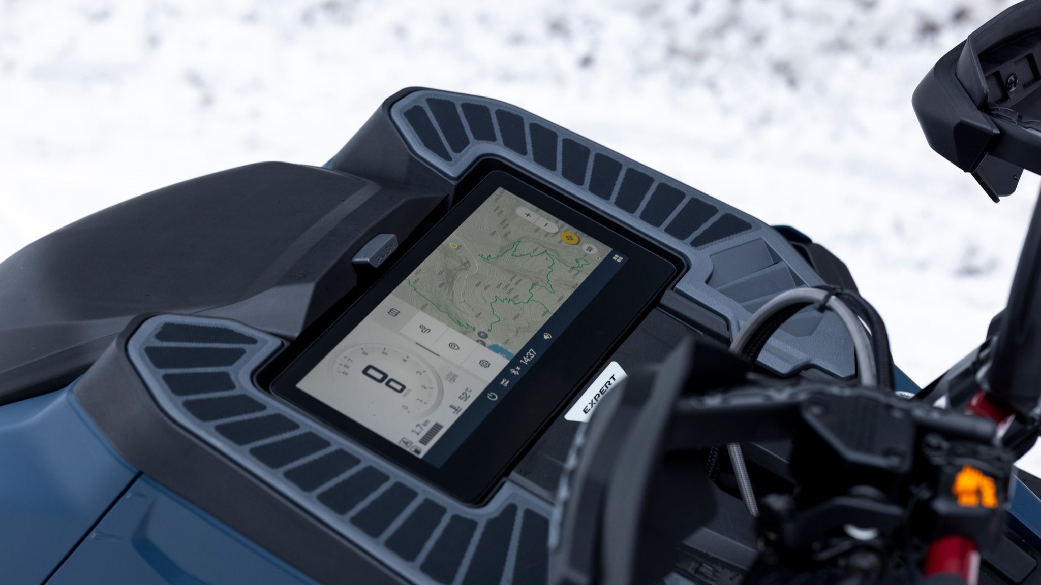 Gros plan sur l'écran tactile Ski-Doo de 10,25 pouces avec BRP Connect.