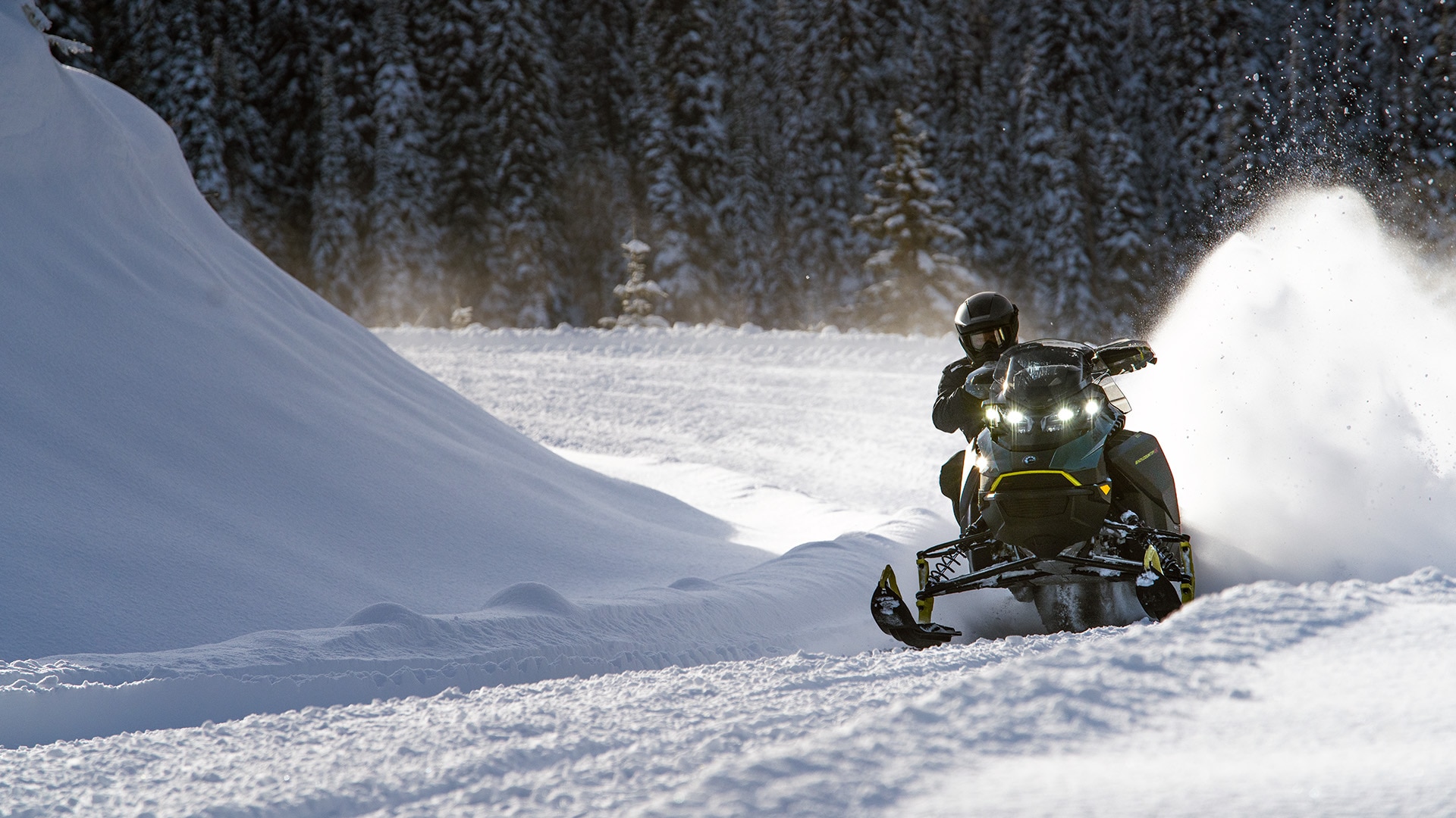 Motoneige Ski-Doo Backcountry 2026 dans la neige profonde