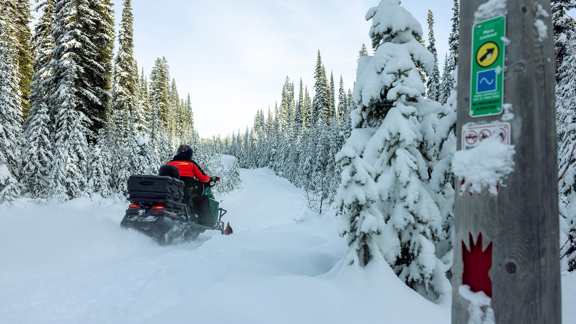 Snöskoteråkare som kör en Ski-Doo Expedition i djup snö