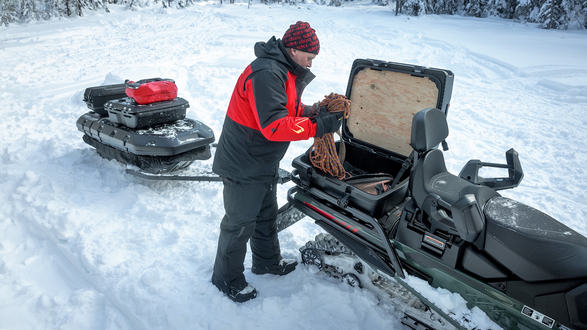 Snøscooterfører bruker oppbevaringsrommet på sin 2026 Ski-Doo Expedition SE