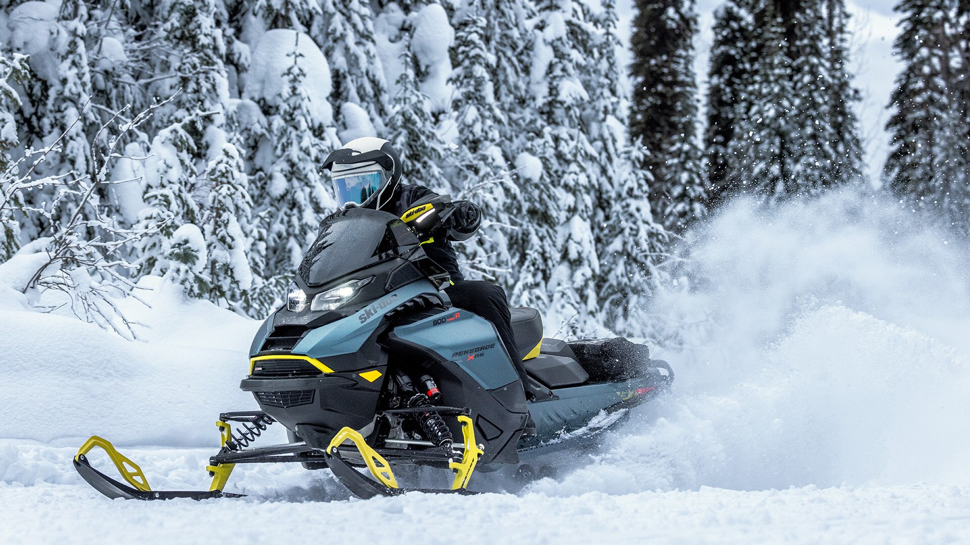 Motoneige Ski-Doo 2026 en randonnée dans une forêt enneigée