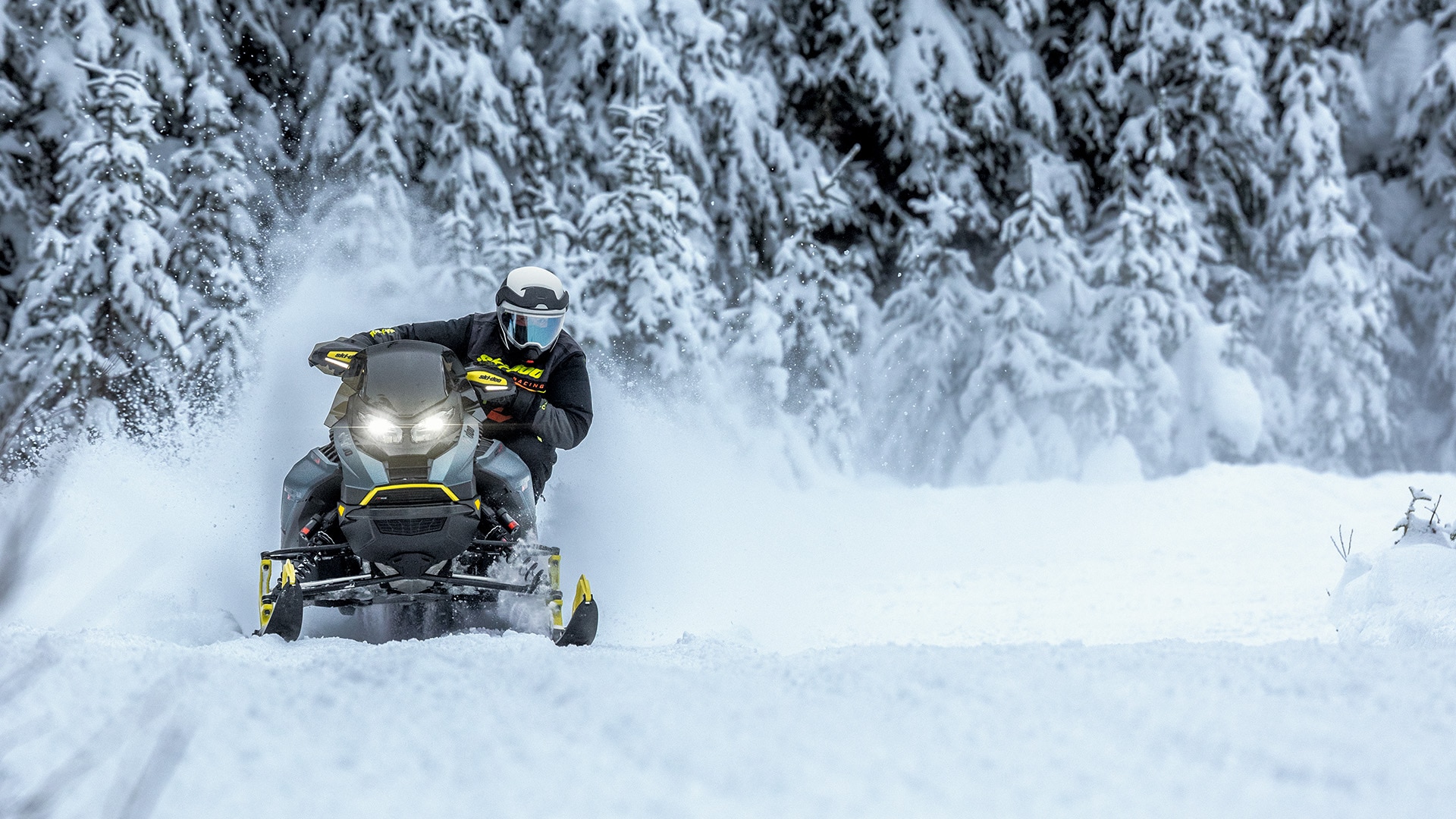 2026 Ski-Doo Renegade snöskoter på en snöig led