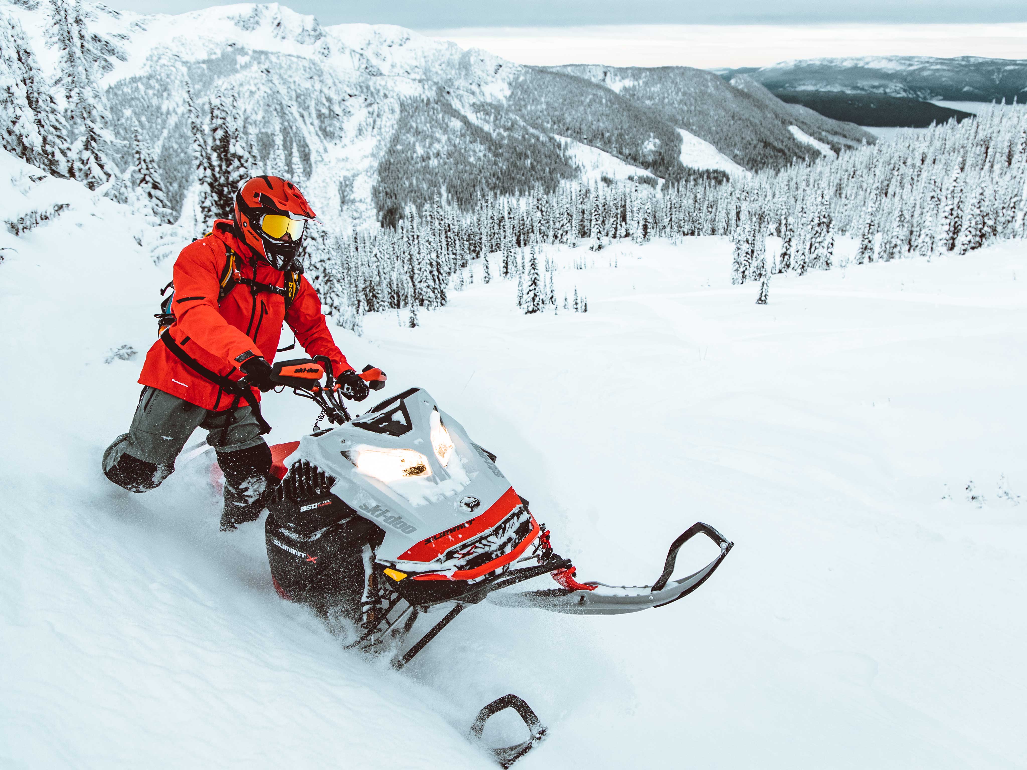 Tony Jenkins profitant de la neige poudreuse avec sa motoneige Ski-Doo