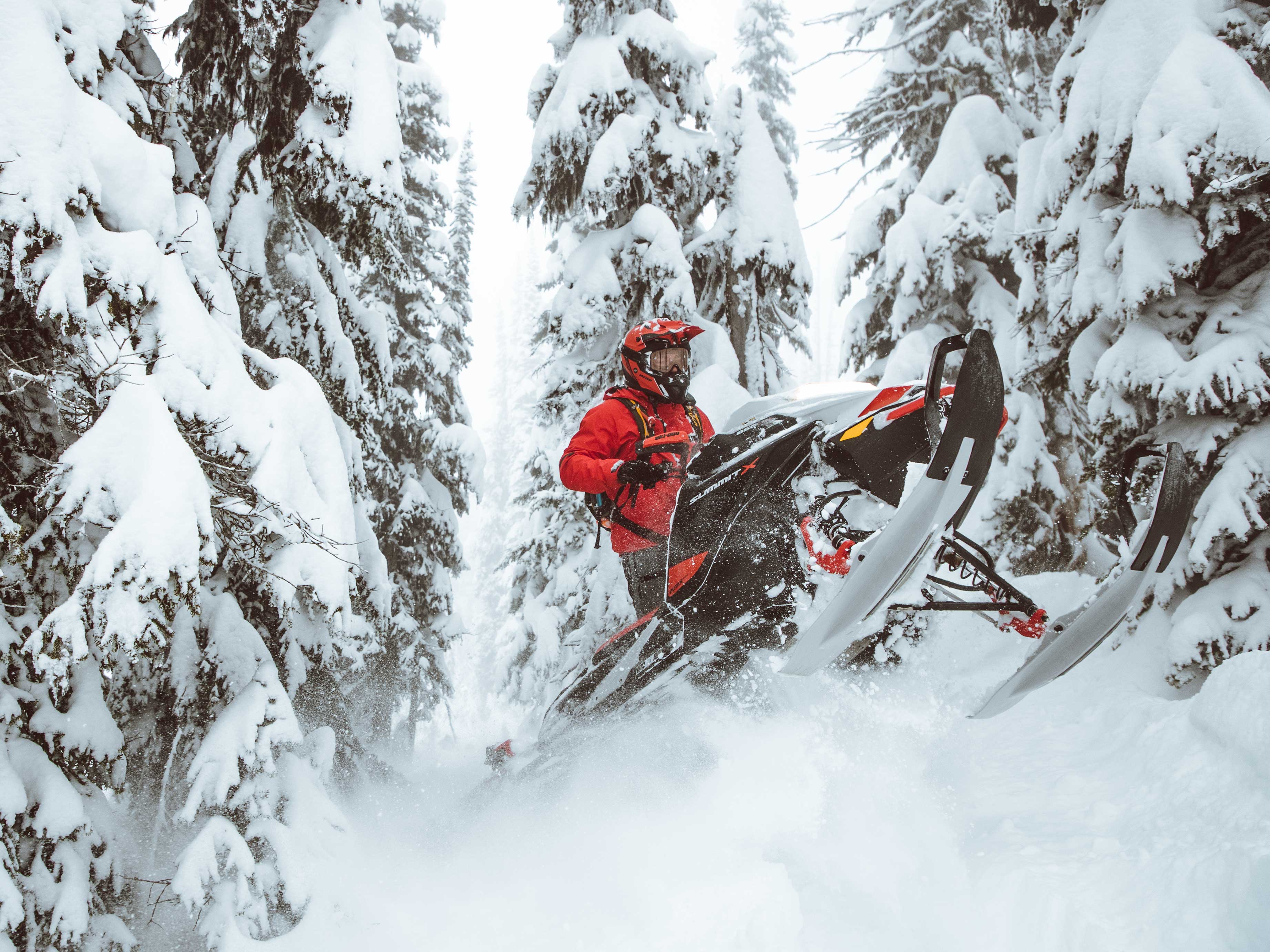 Tony Jenkins sur son Ski-Doo Summit X qui sort de la neige profonde