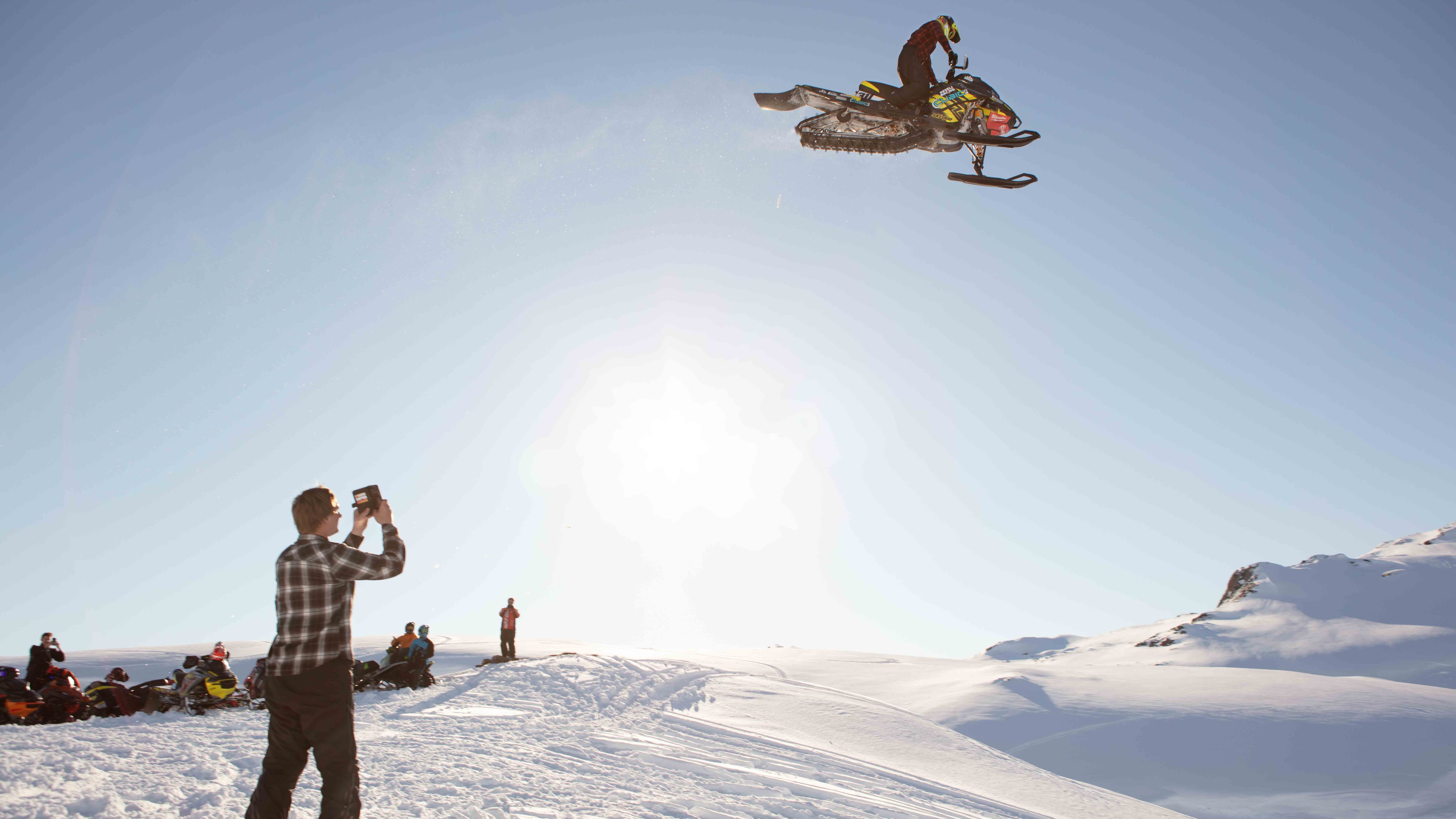 Adam Renheim gjør et stort hopp med Ski-Doo RS snøscooter