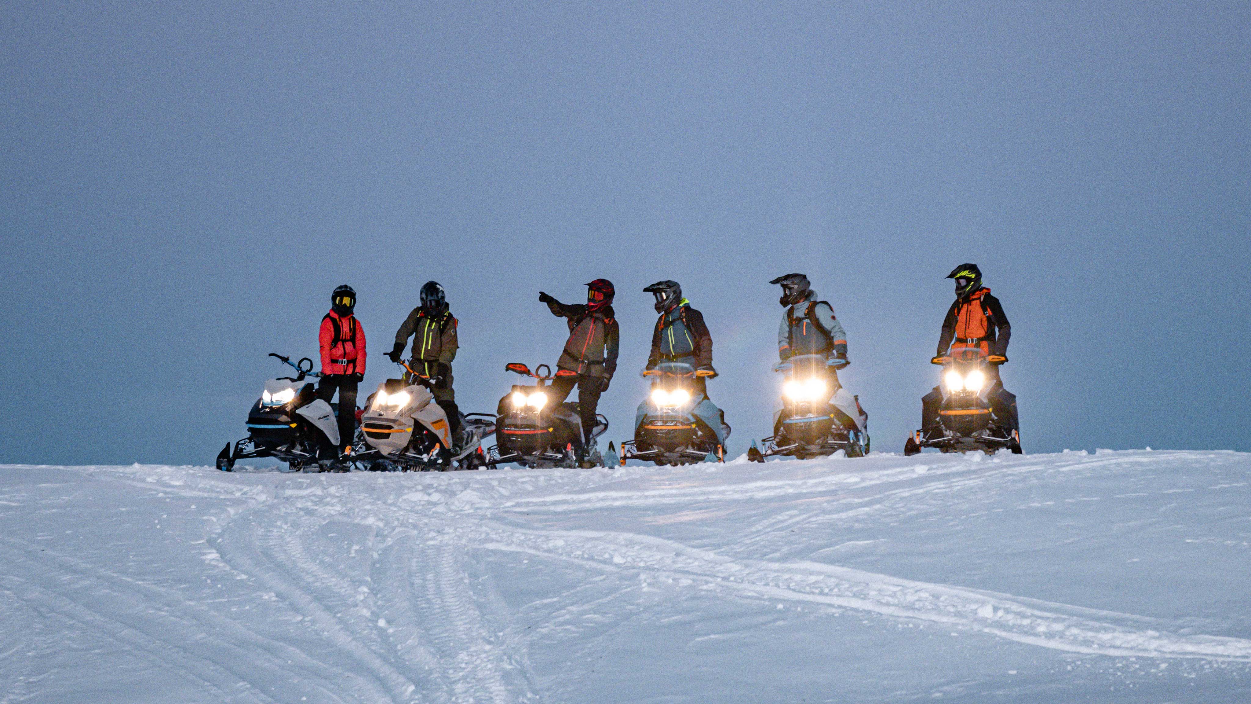 Grupp som kör de nya 2022 Ski-Doo-snöskotrarna