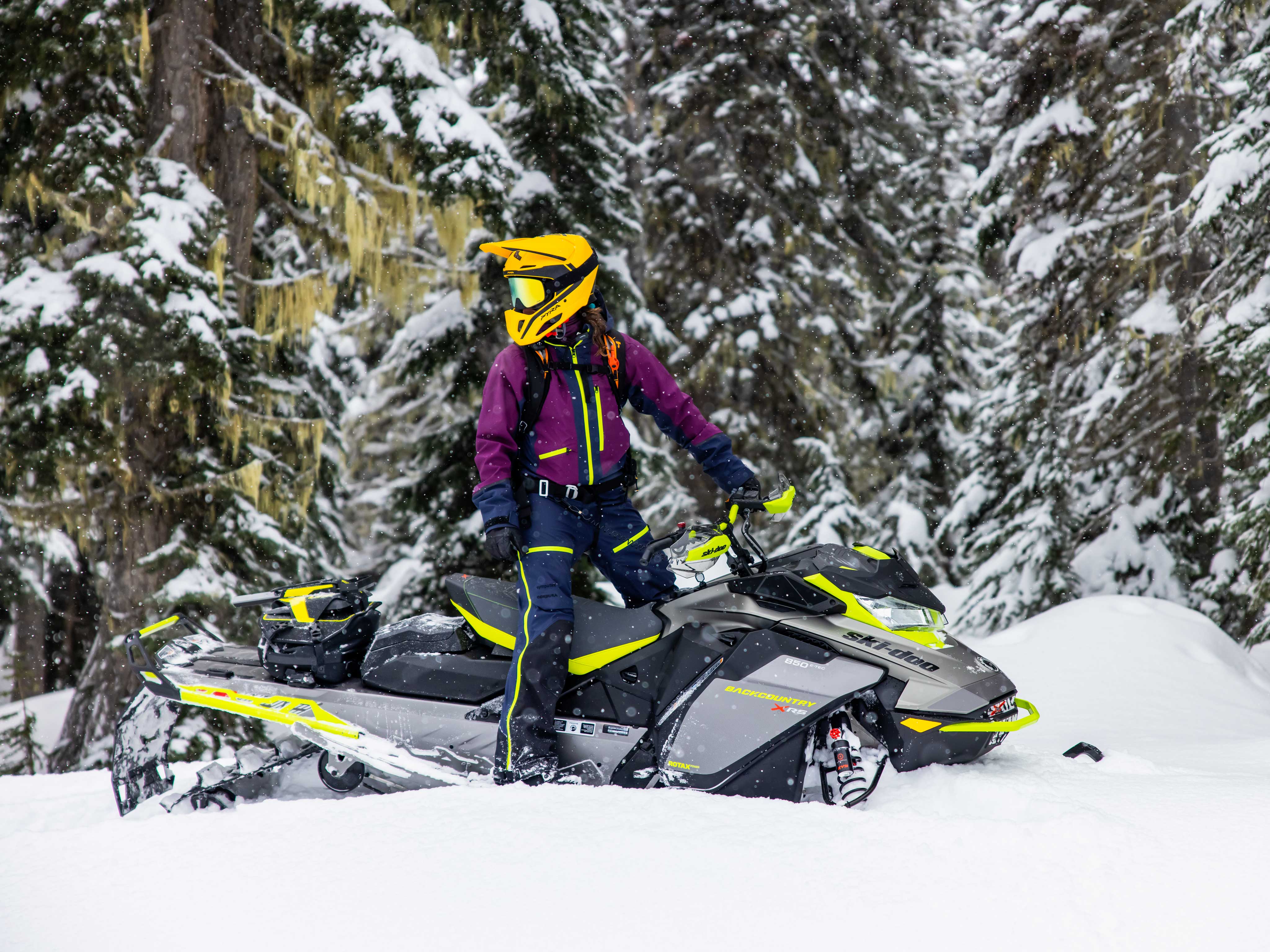 Nainen MV23 Ski-Doo Backcountry X-RS:n kanssa