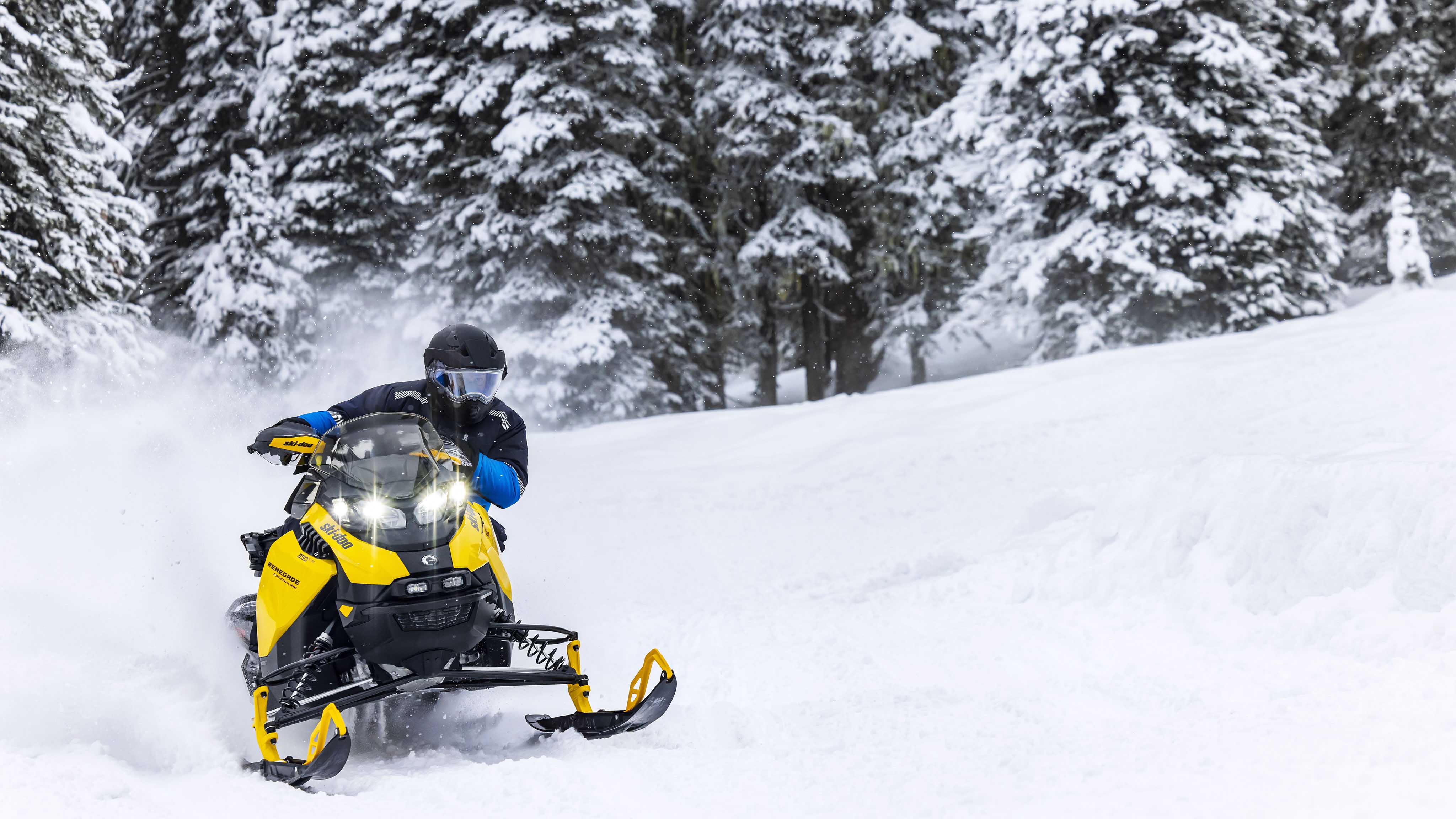Homme prenant une courbe avec le Ski-Doo Renegade Adrenaline