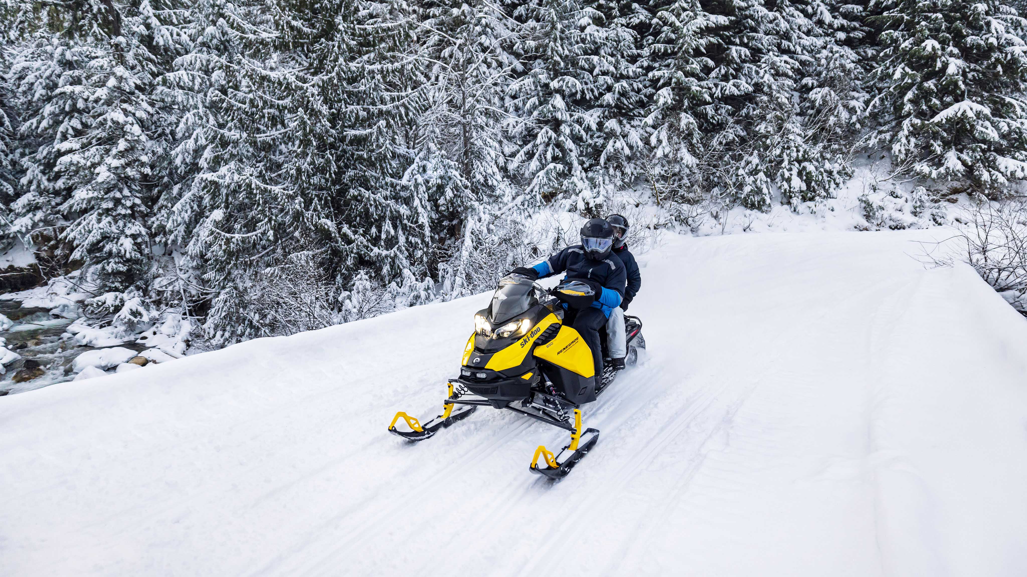 Pariskunta nauttii ajamisesta 2023 Ski-Doo Renedegadella moottorikelkalla