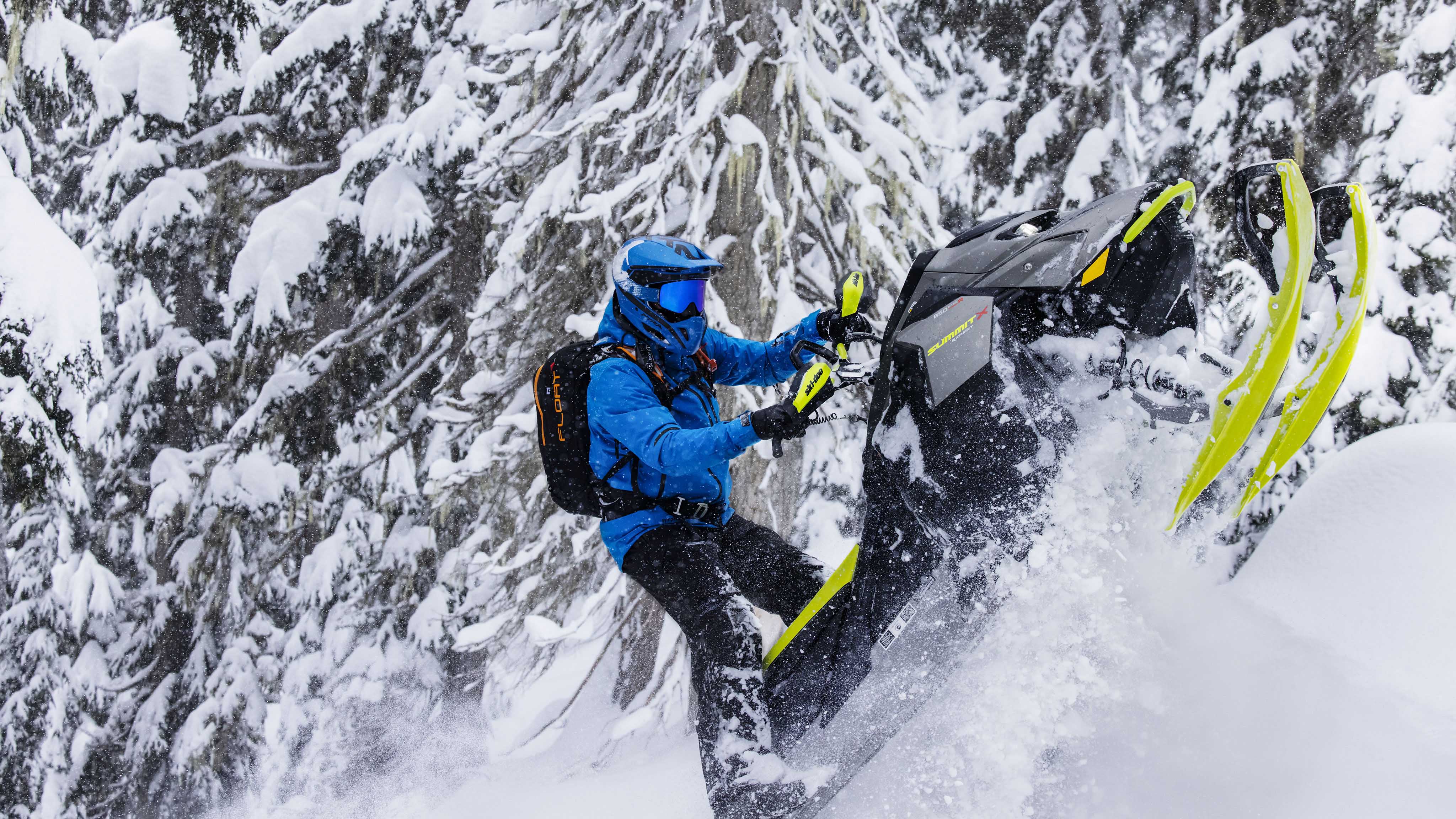 Un homme s'amusant dans les profondeurs de la neige avec le Ski-Doo Summit Expert 2023.