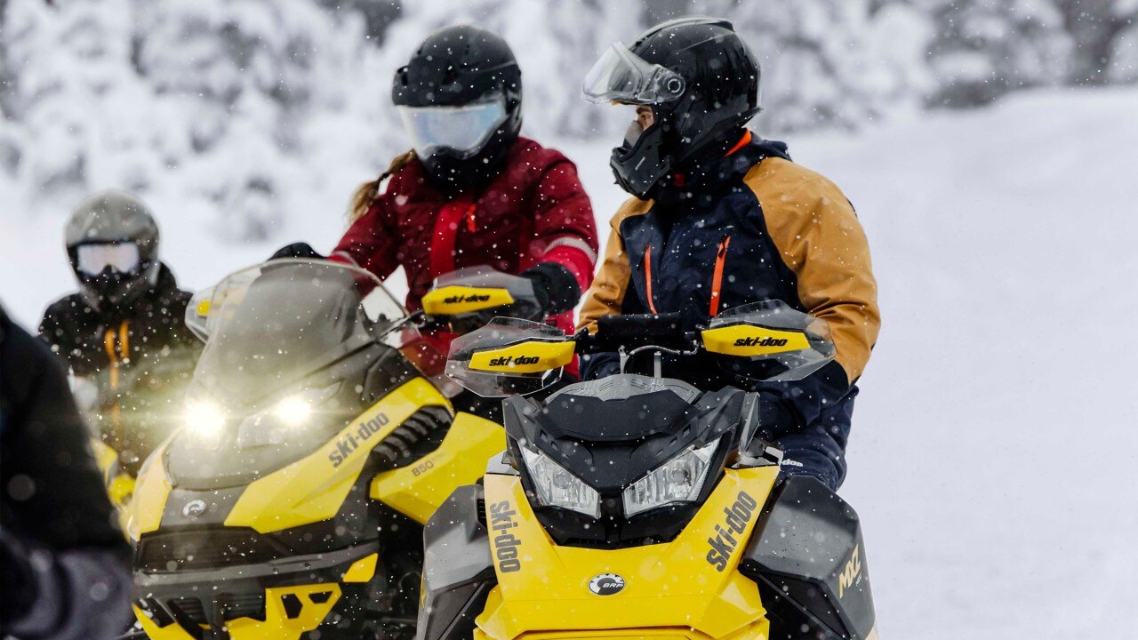 Famille avec les motoneiges Ski-Doo MXZ 2023