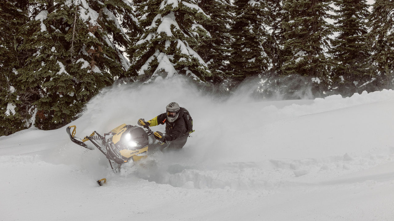 2022 Ski-Doo Backcountry - Crossover snowmobile 2022 Ski-Doo Backcountry - Crossover snowmobile
