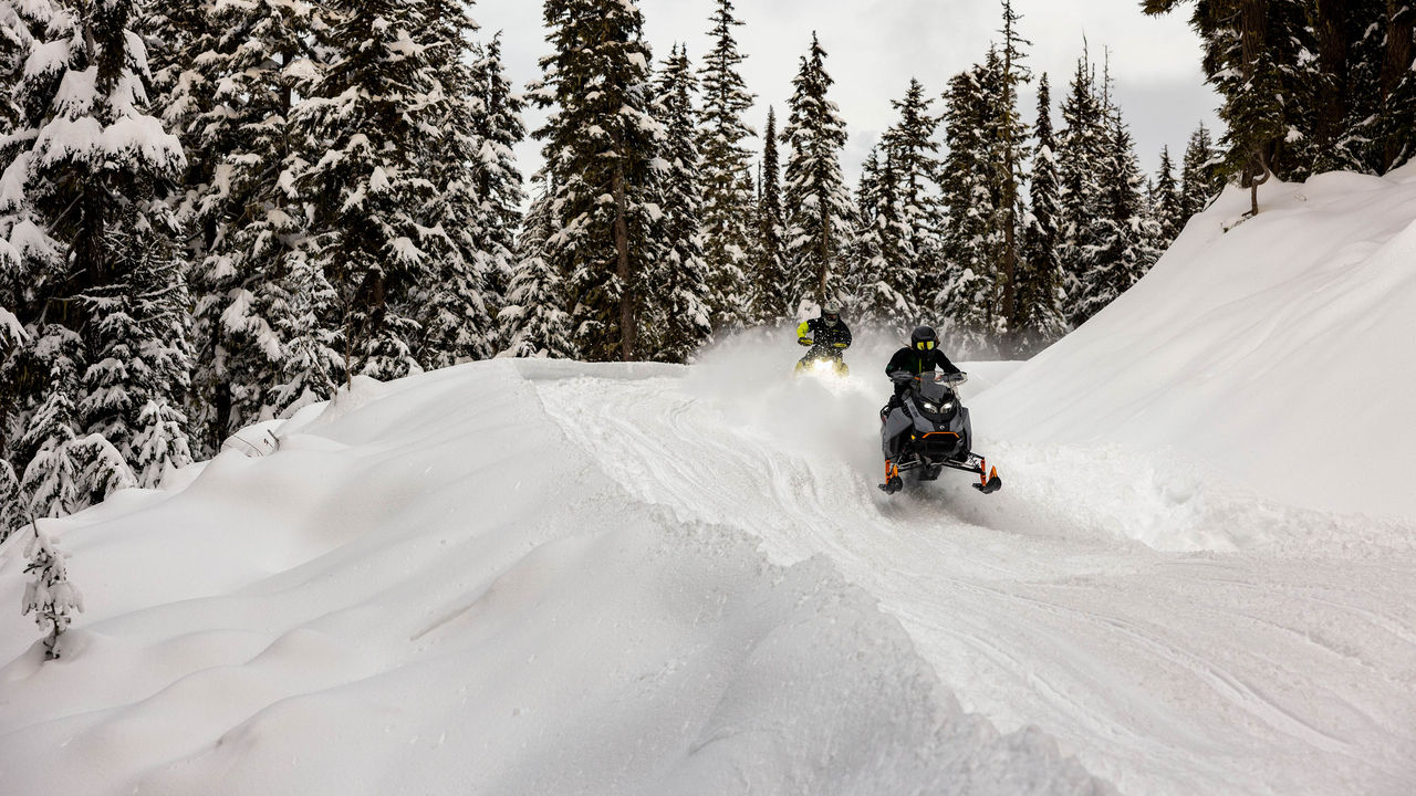 2025年 Ski-Doo Crossover スノーモービル 2025年 Ski-Doo Crossover スノーモービル