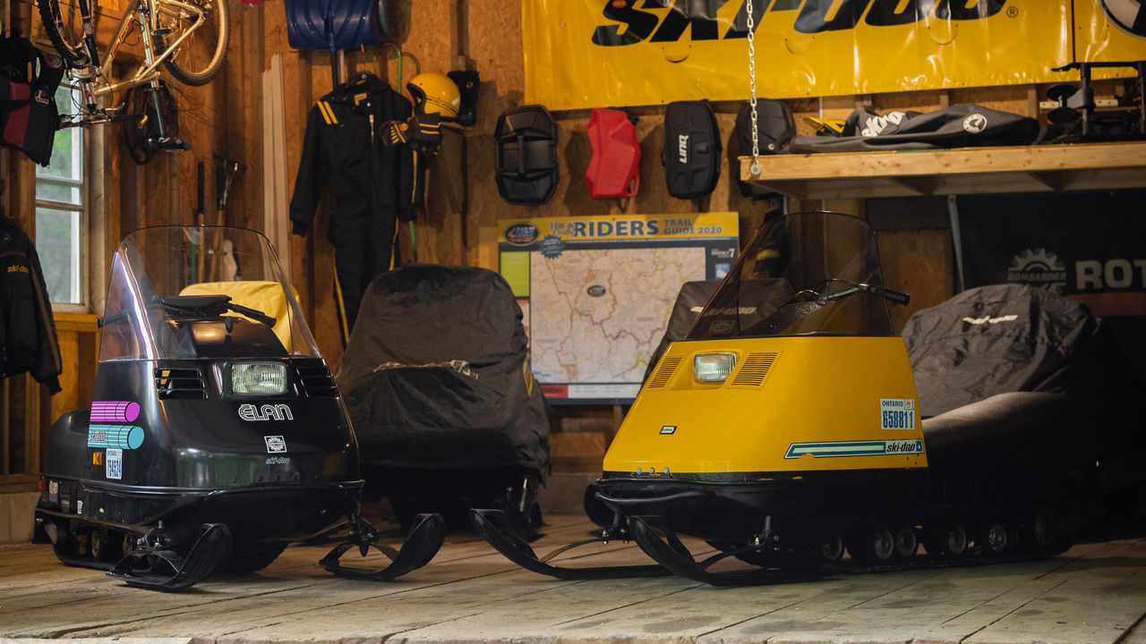 Ski-Doo vintage snöskotrar i ett garage